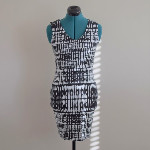 Sleeveless V-Neck Bodycon Form Fitting Mini Dress Black and White Pattern - Picture 1 of 9